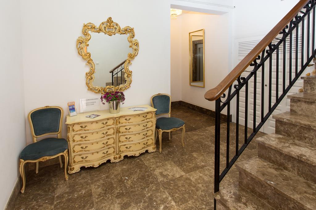 Apartamentos Sofia Es Cana Exteriör bild