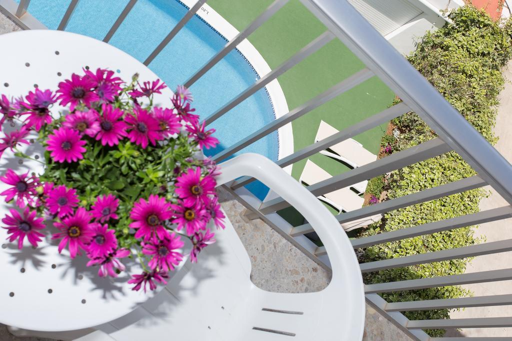Apartamentos Sofia Es Cana Exteriör bild